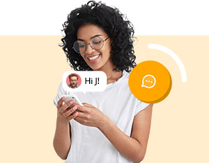 Femme envoyant un SMS gratuit