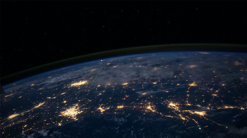 Mapa-múndi mostrando países conectados por ligações e mensagens